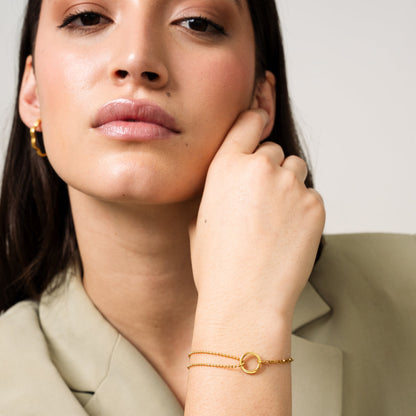 Zlatý tenisový náramek v krabičce